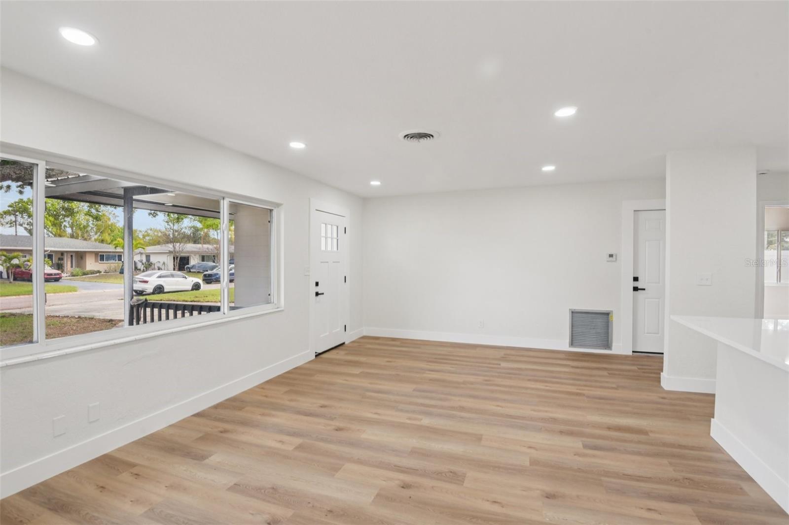 920 43RD AVE NE — photo 8