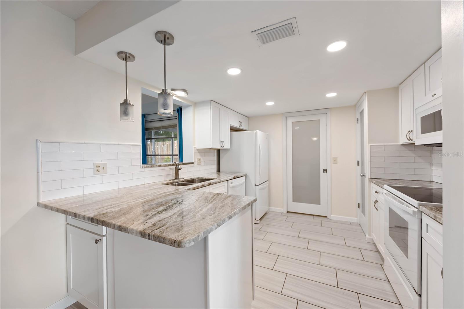 181 SANDHURST DR — photo 16