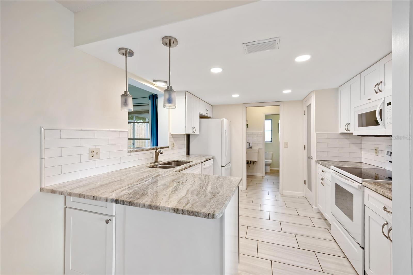 181 SANDHURST DR — photo 11