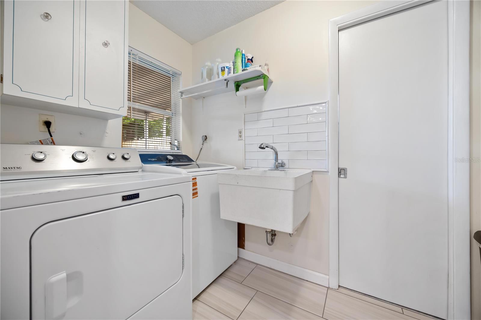 181 SANDHURST DR — photo 24