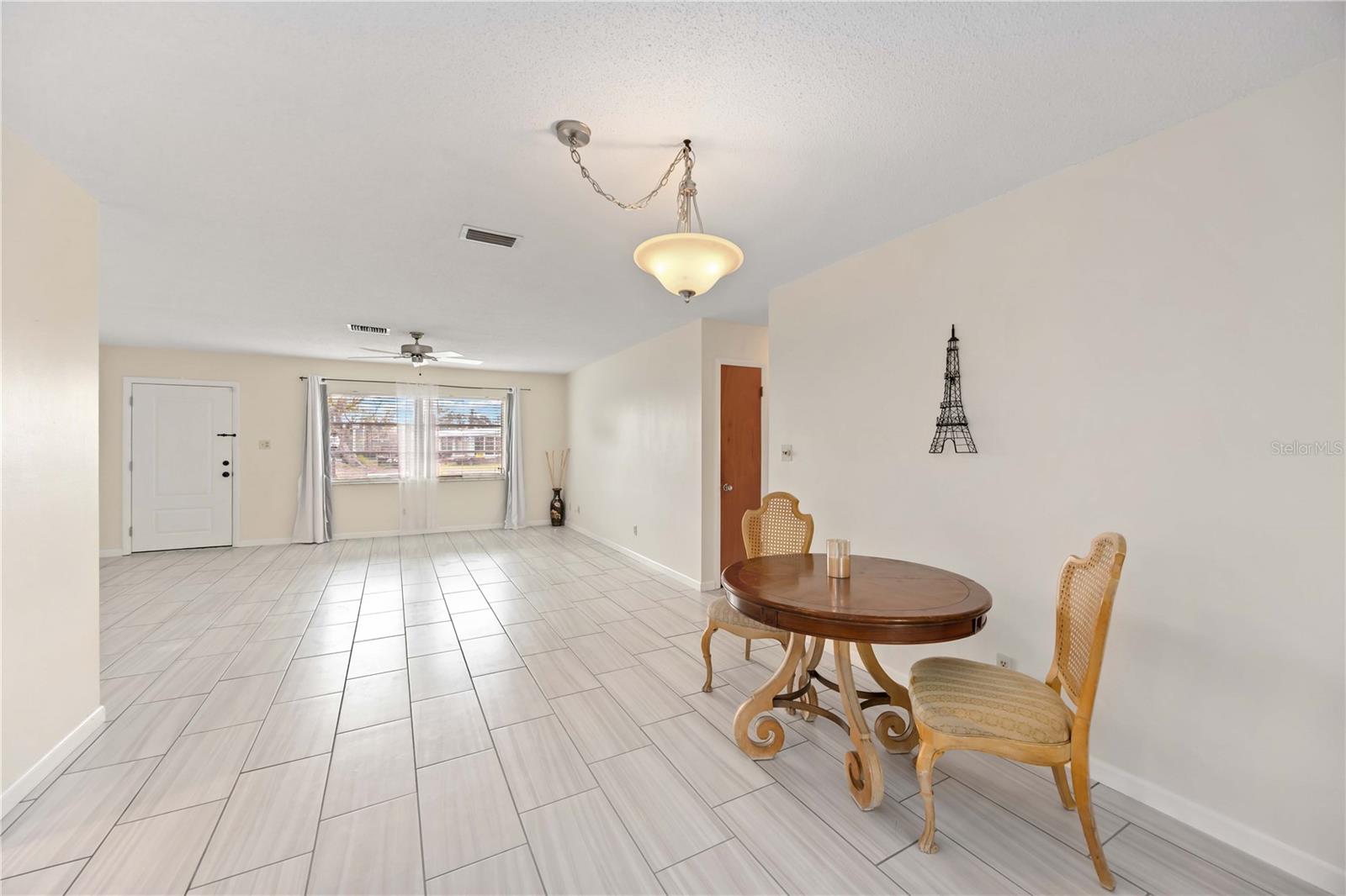 181 SANDHURST DR — photo 9