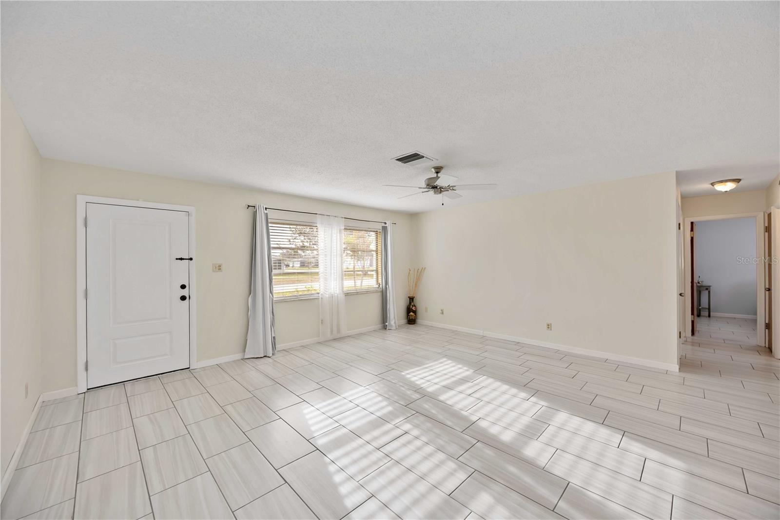 181 SANDHURST DR — photo 4