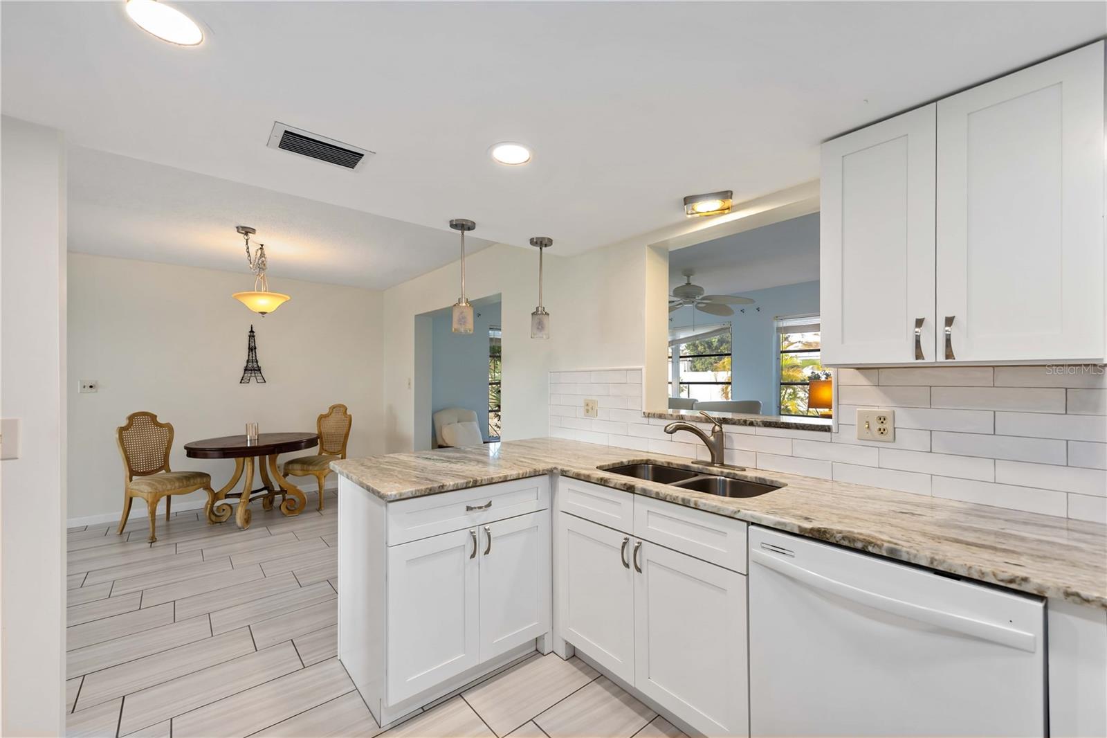 181 SANDHURST DR — photo 15