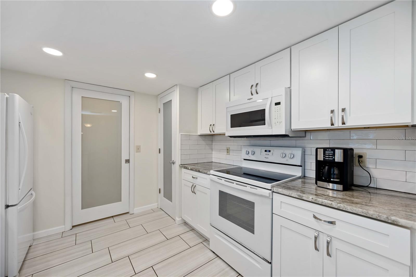 181 SANDHURST DR — photo 17