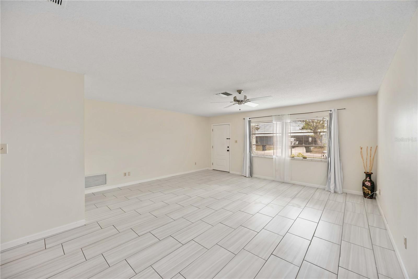 181 SANDHURST DR — photo 5