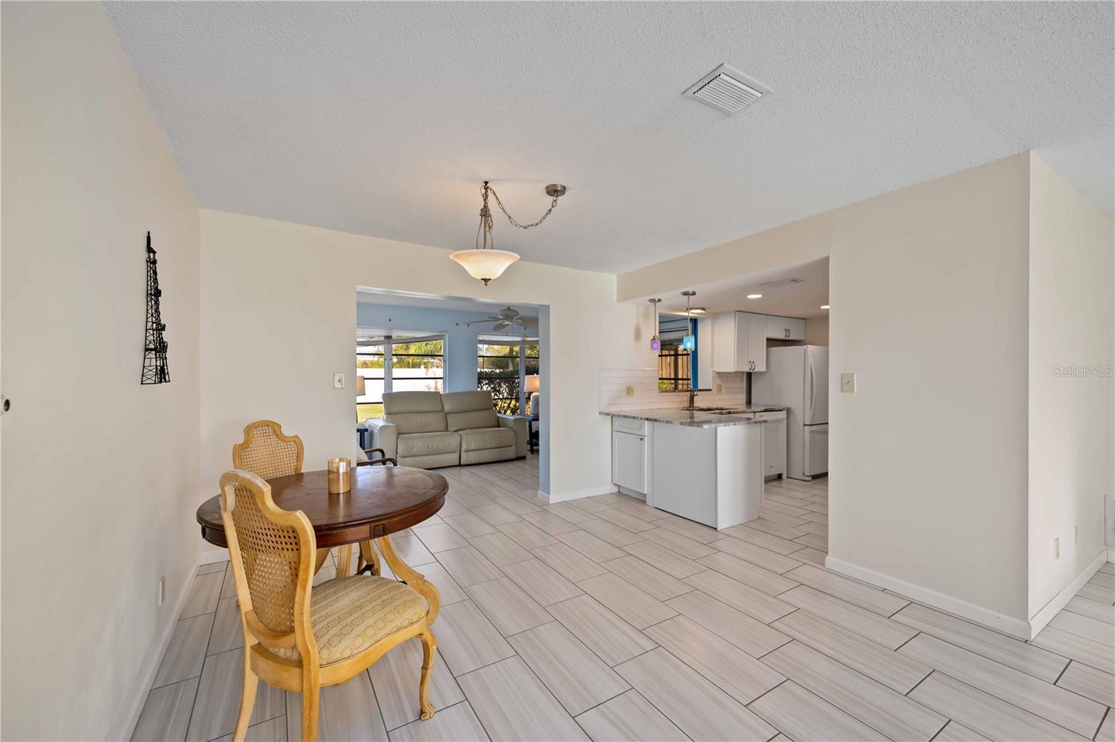 181 SANDHURST DR — photo 8