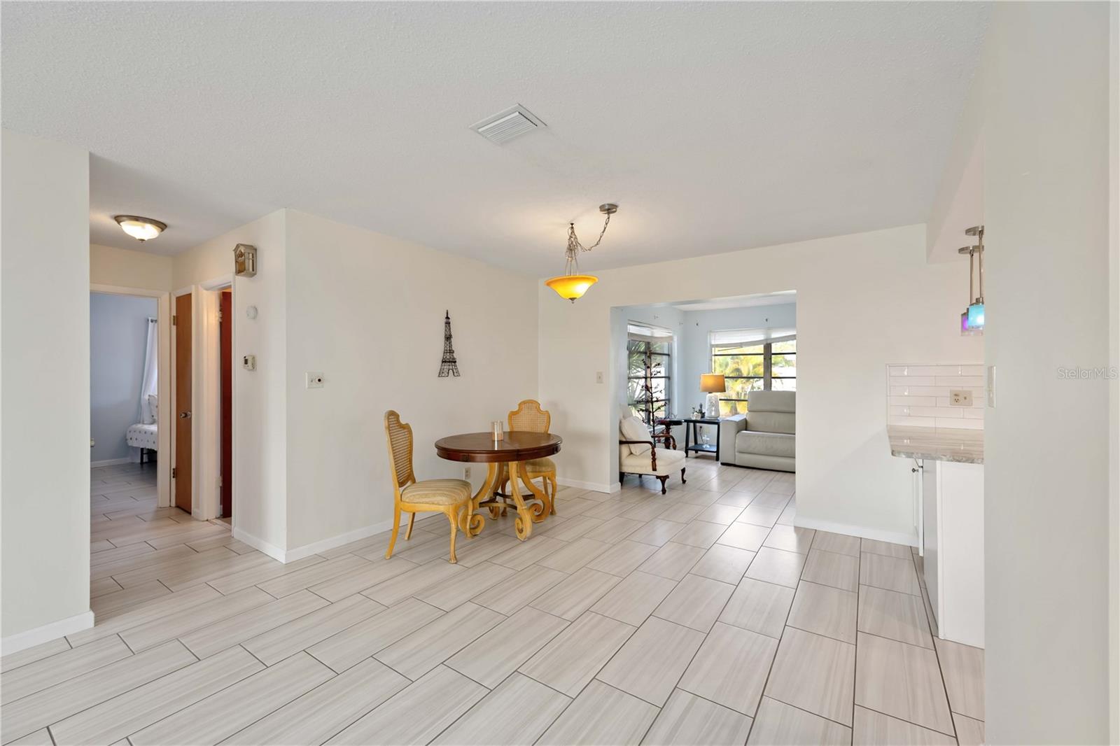 181 SANDHURST DR — photo 10