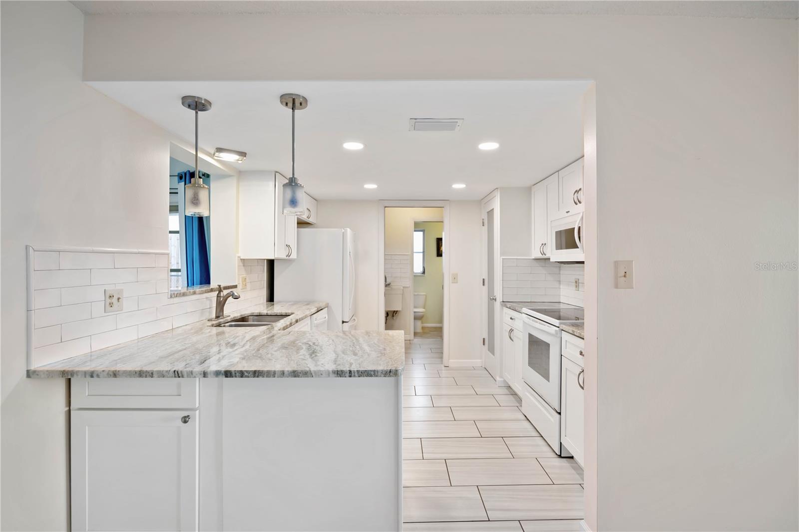 181 SANDHURST DR — photo 12