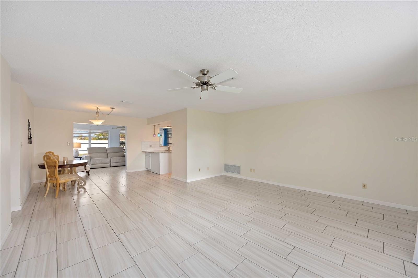 181 SANDHURST DR — photo 6