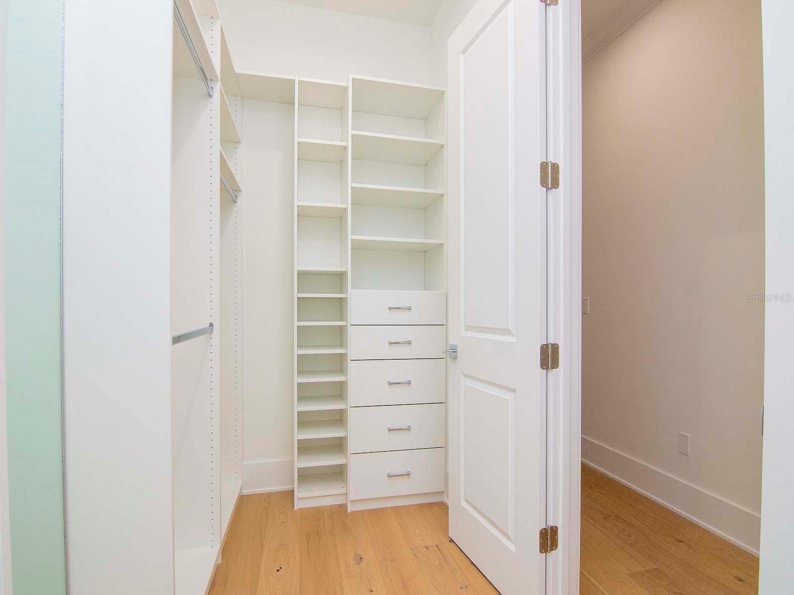 654 GENEVA PL — photo 27