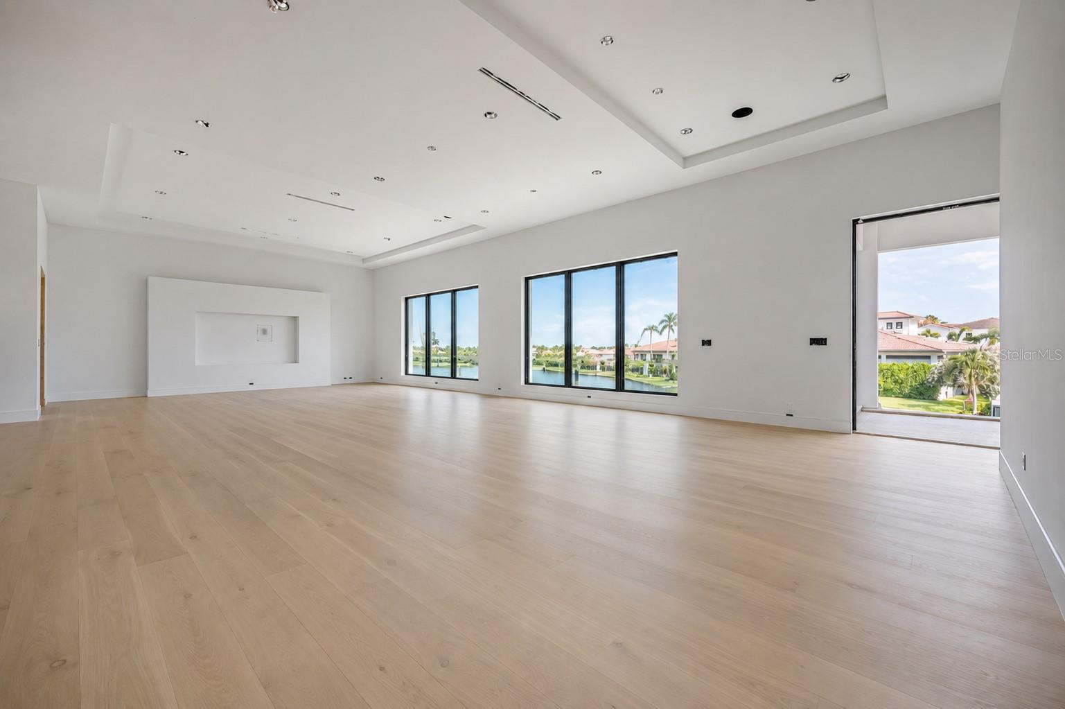 654 GENEVA PL — photo 10