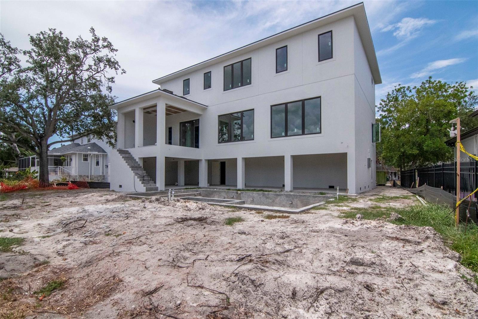 654 GENEVA PL — photo 40