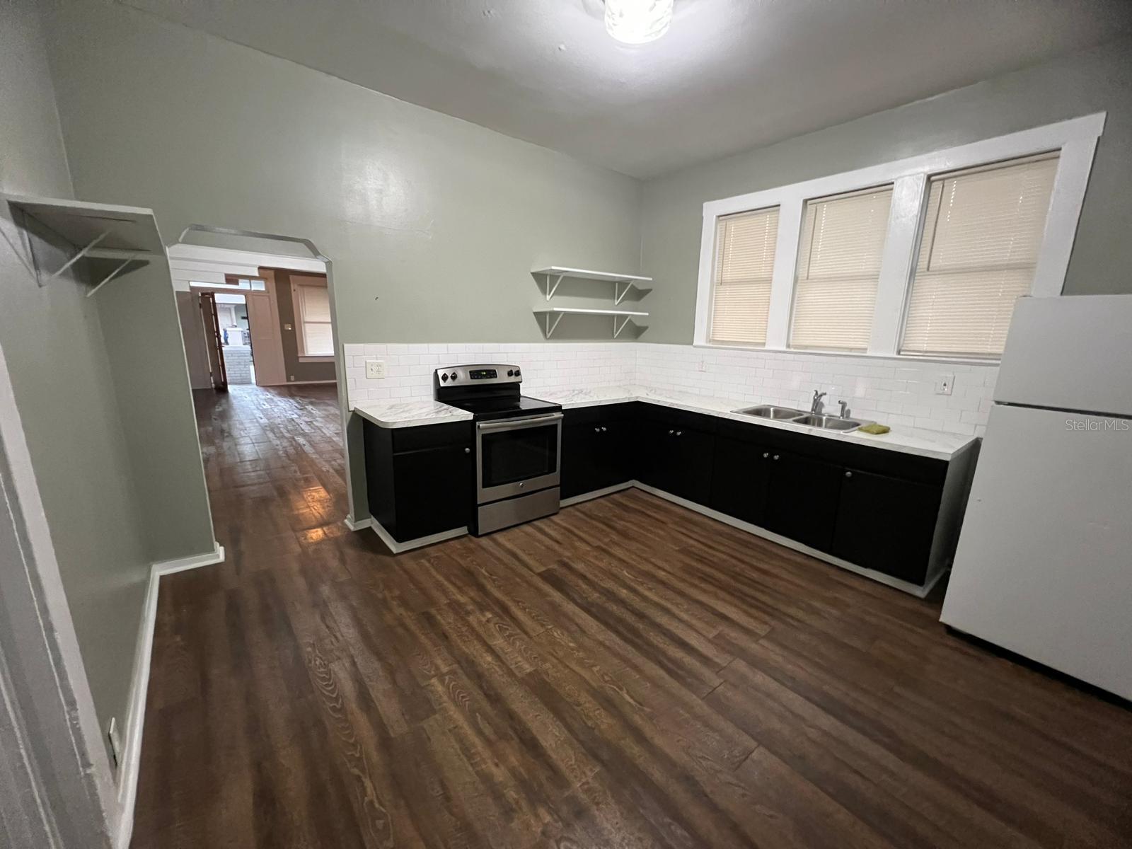 3021 SANCHEZ ST — photo 2