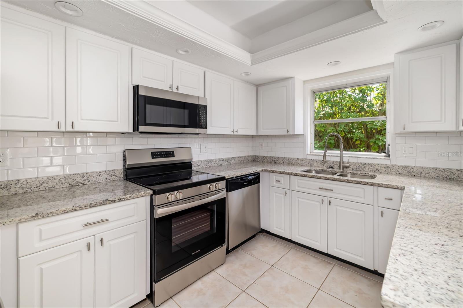 1097 WILLIS AVE — photo 9