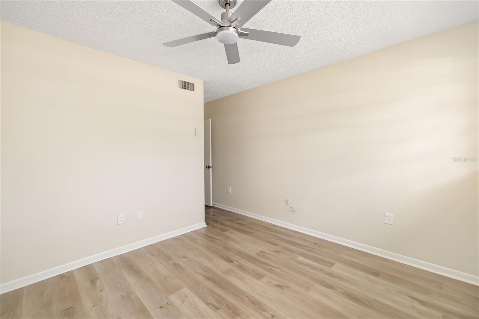 1097 WILLIS AVE — photo 24