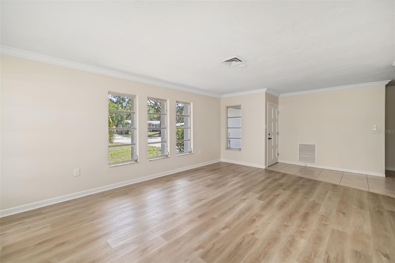 1097 WILLIS AVE — photo 15