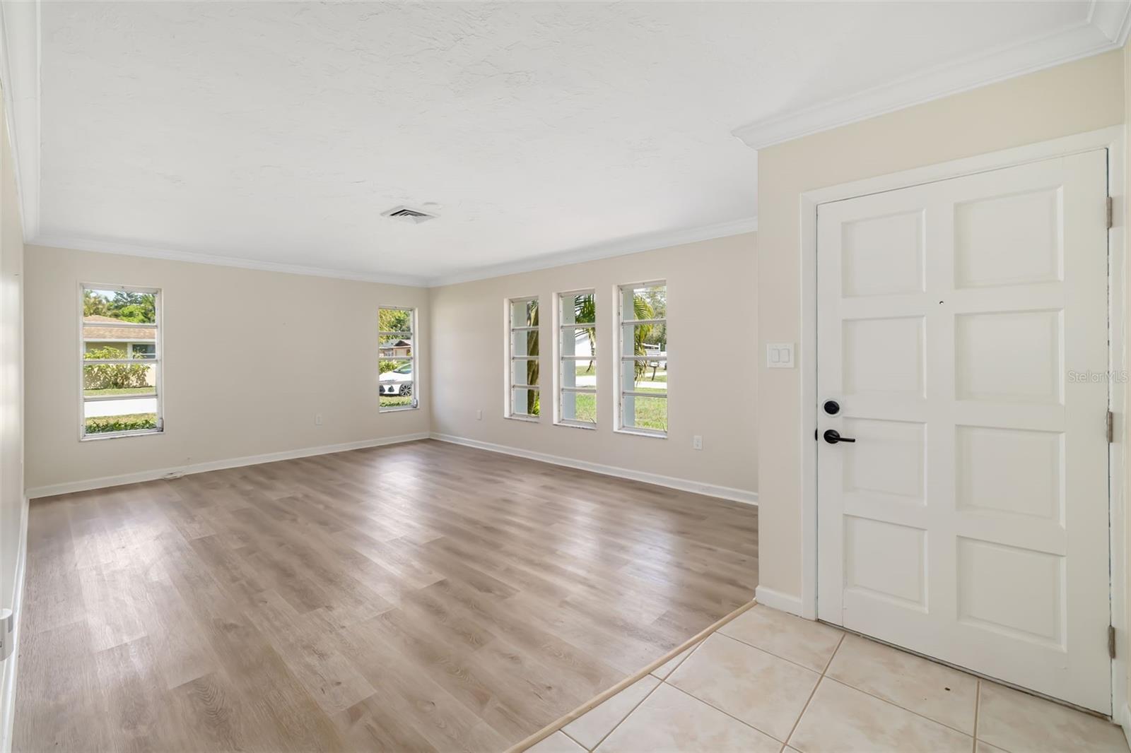 1097 WILLIS AVE — photo 8