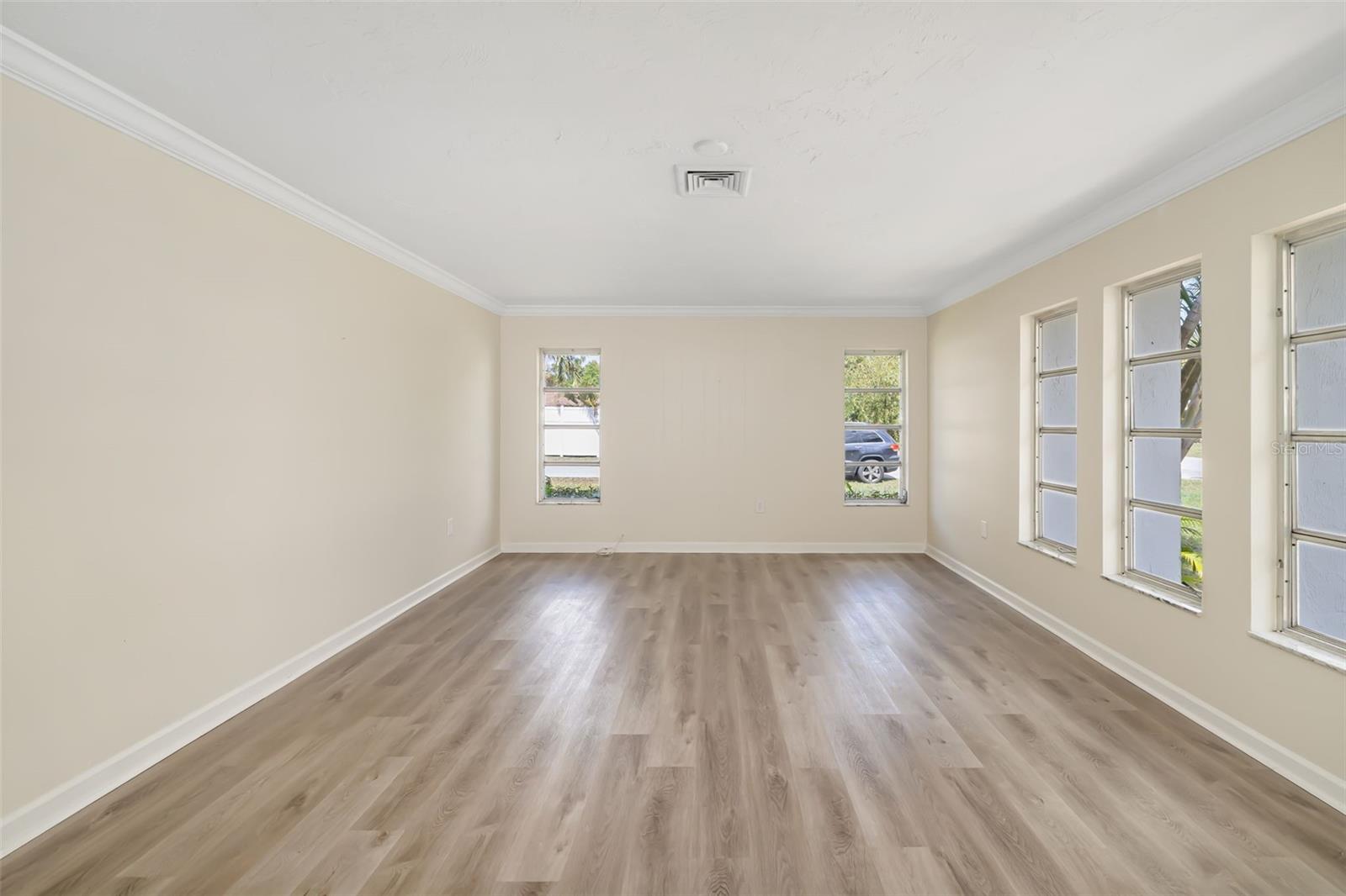 1097 WILLIS AVE — photo 14