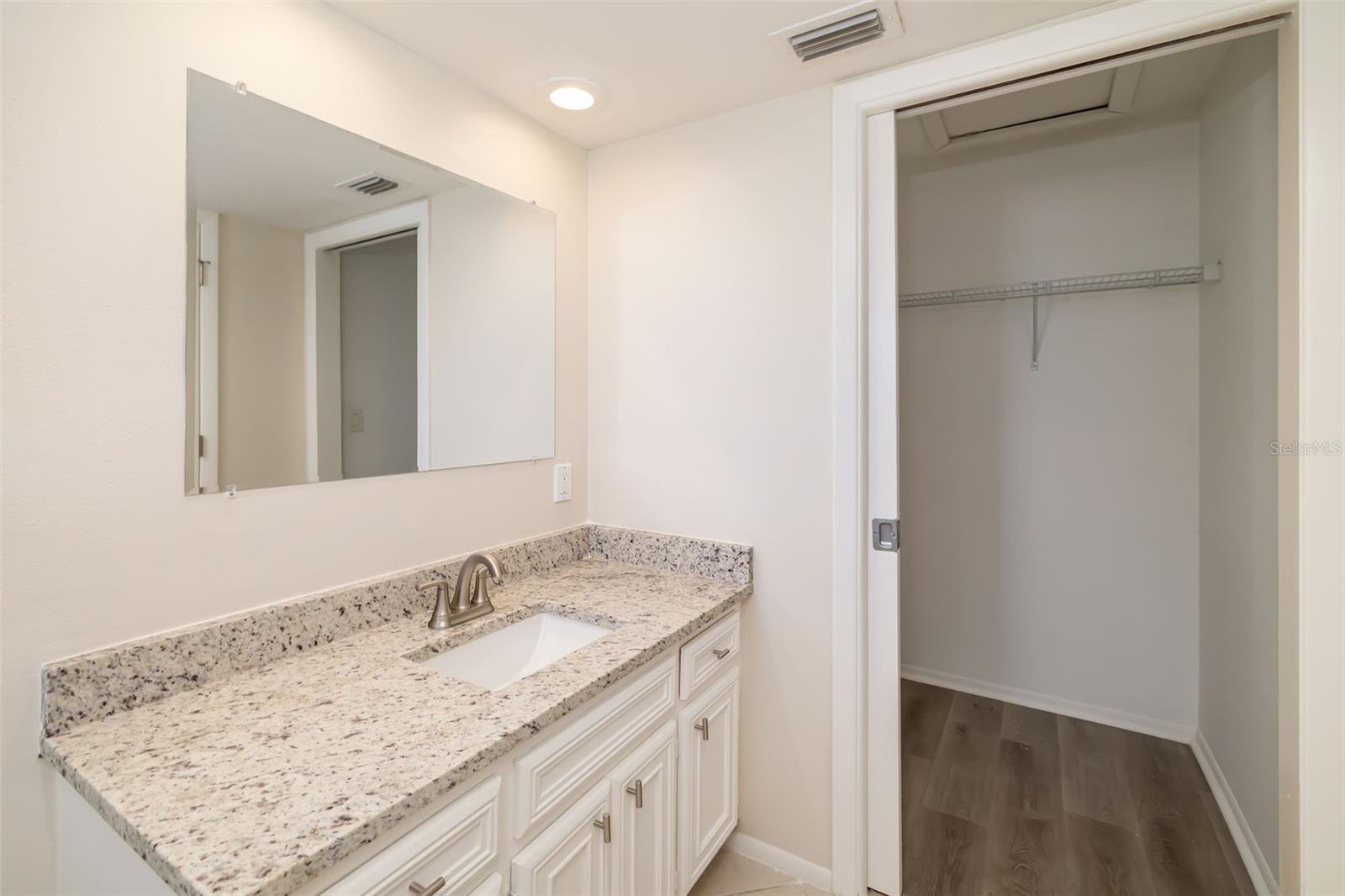 1097 WILLIS AVE — photo 31
