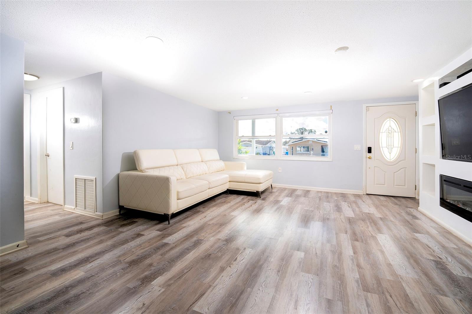 4301 WESTWOOD DR — photo 2