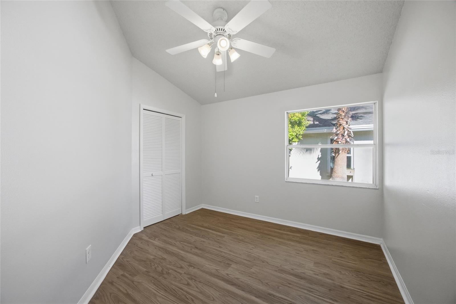 812 CRESTRIDGE DR — photo 20
