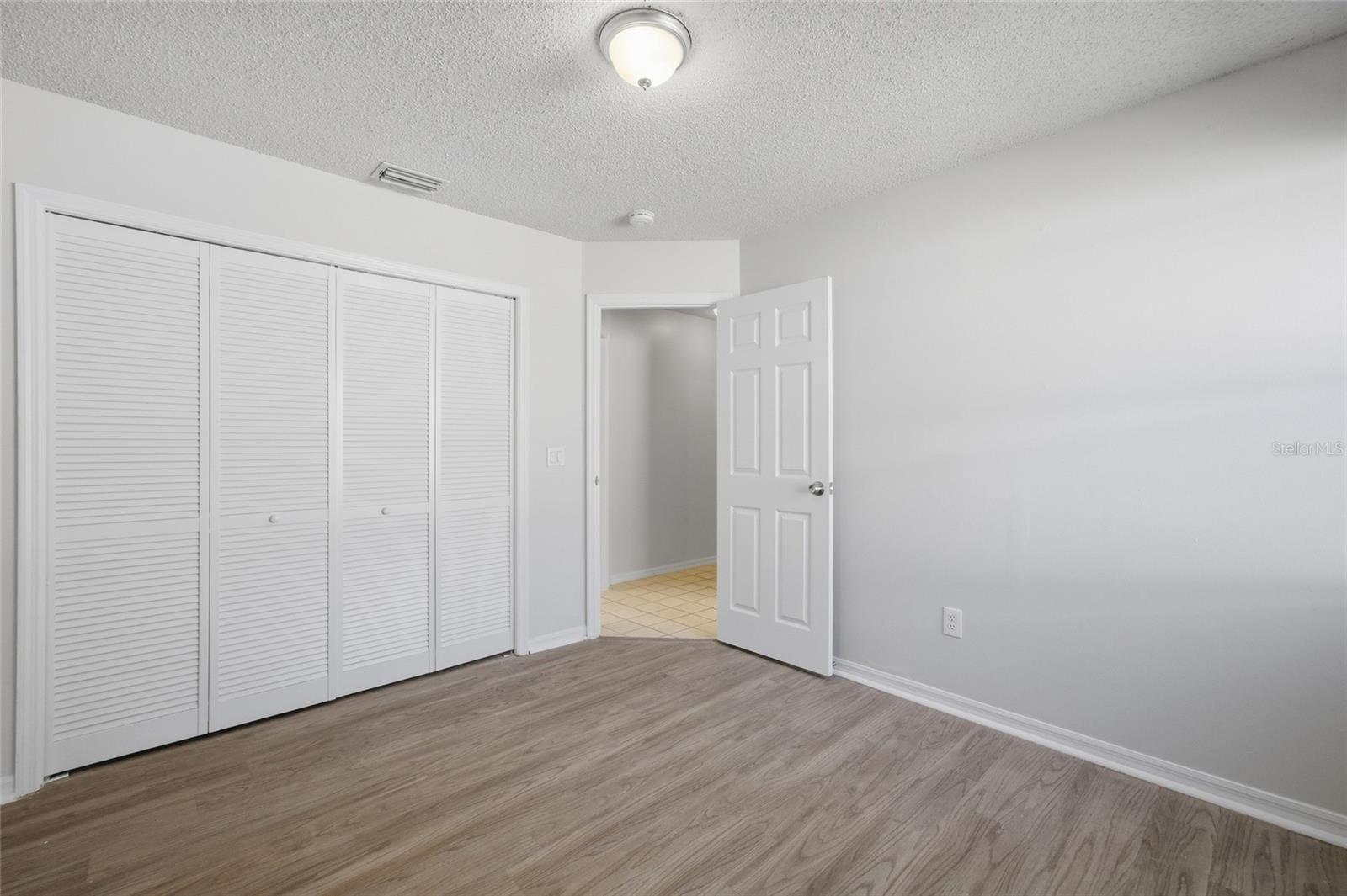 812 CRESTRIDGE DR — photo 24