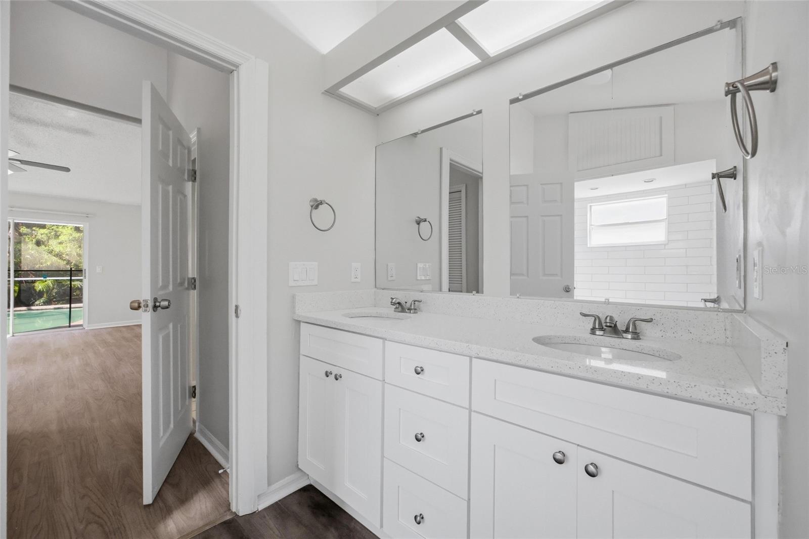 812 CRESTRIDGE DR — photo 17