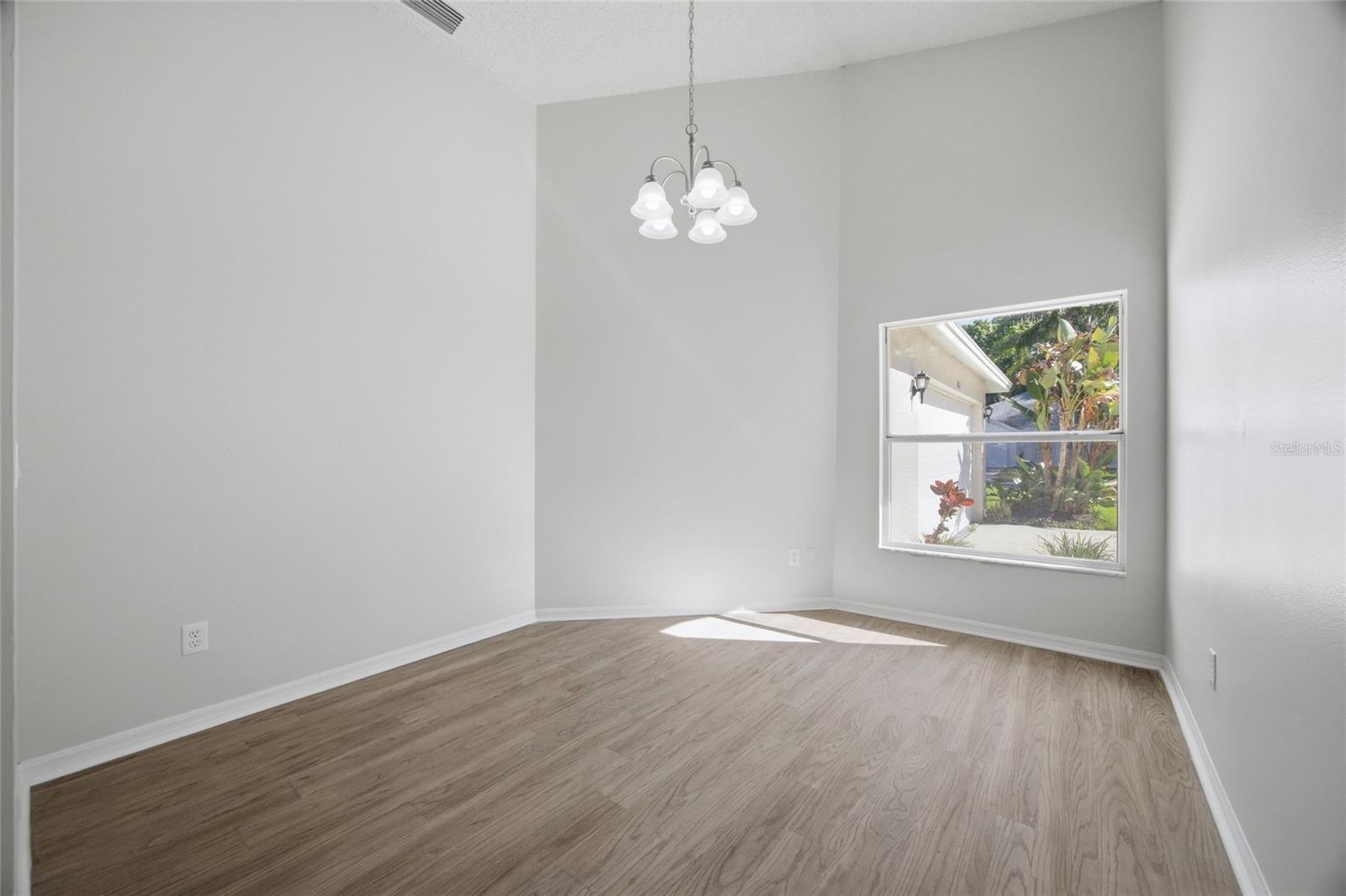 812 CRESTRIDGE DR — photo 7