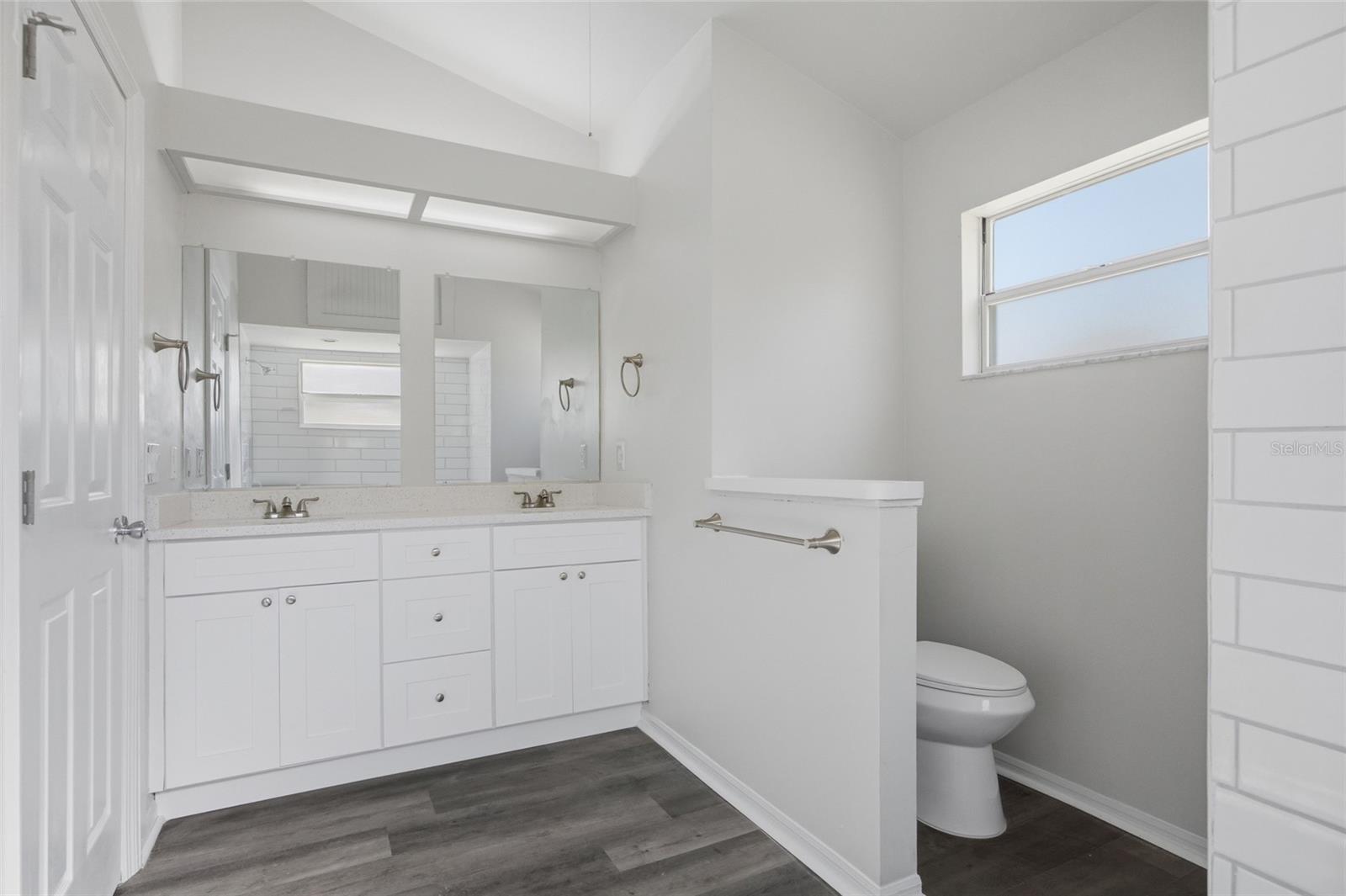812 CRESTRIDGE DR — photo 18