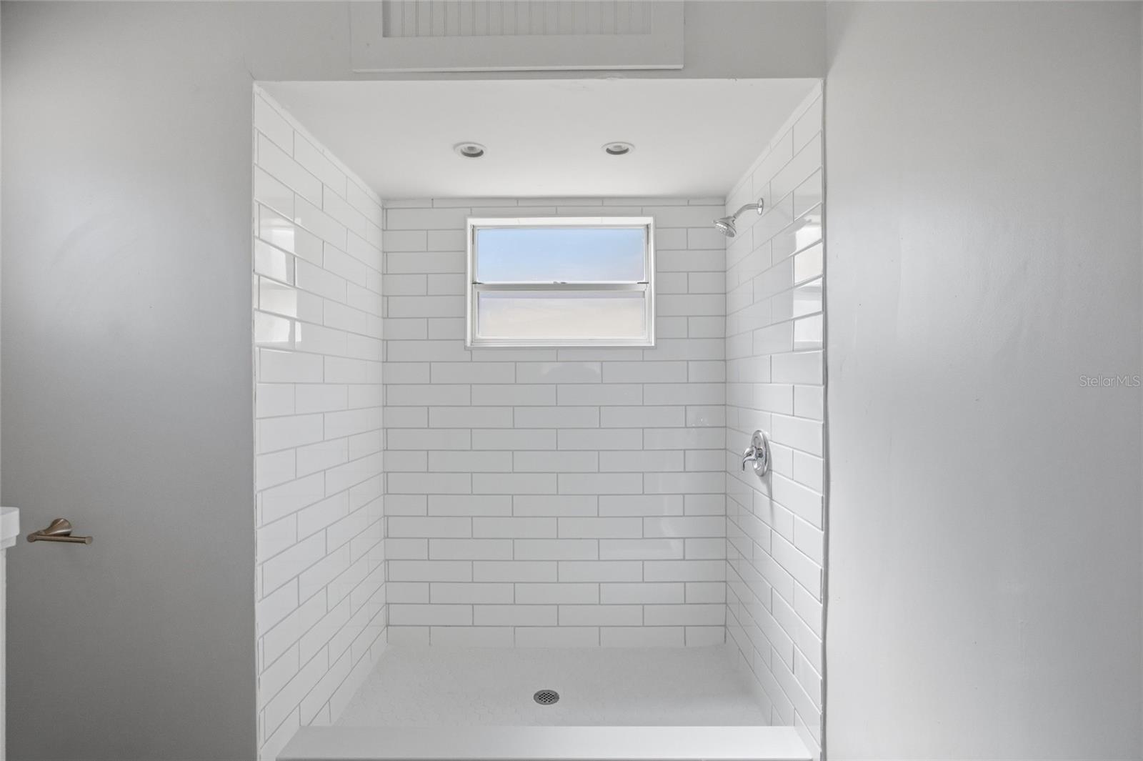 812 CRESTRIDGE DR — photo 19