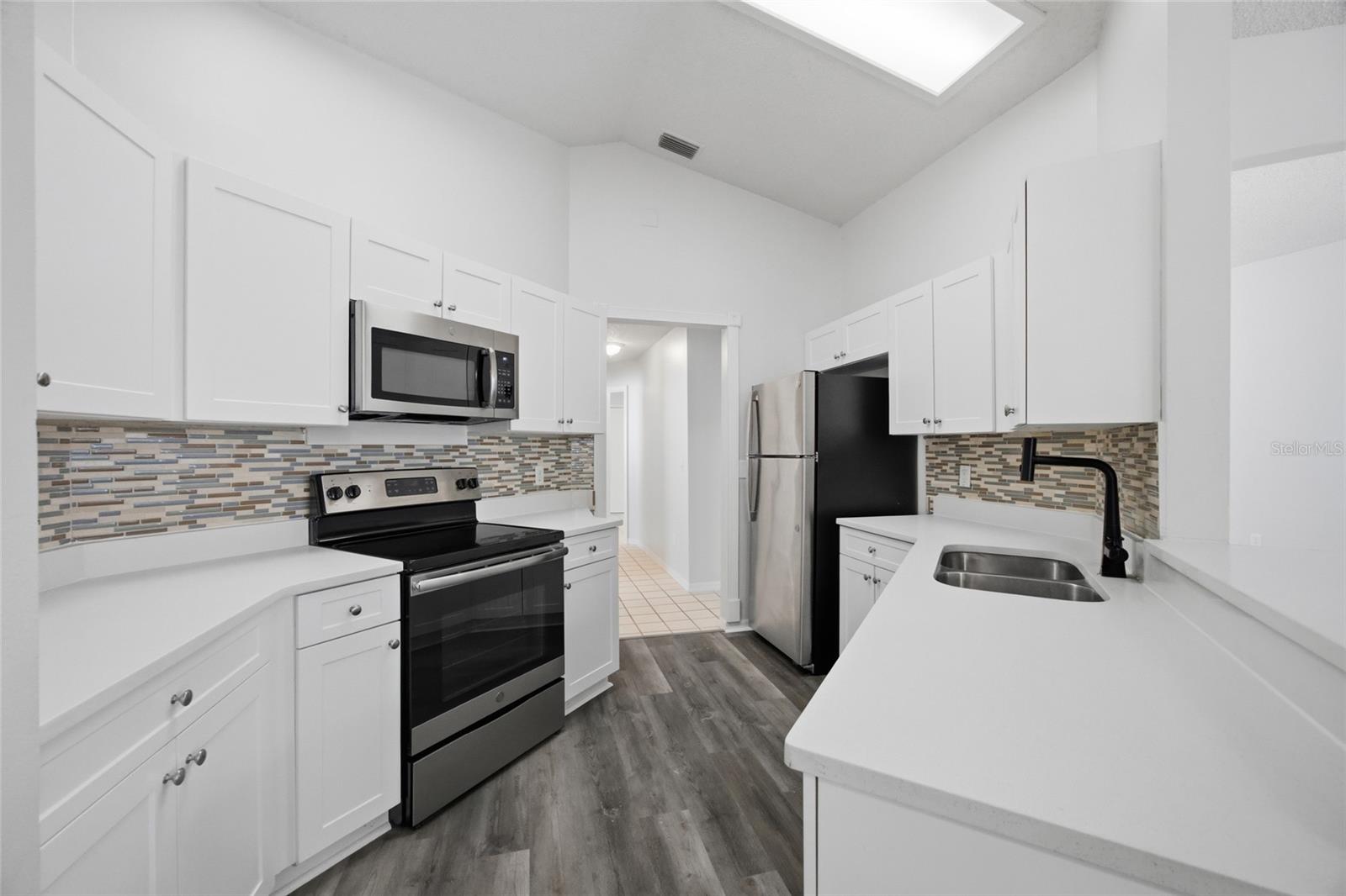 812 CRESTRIDGE DR — photo 12