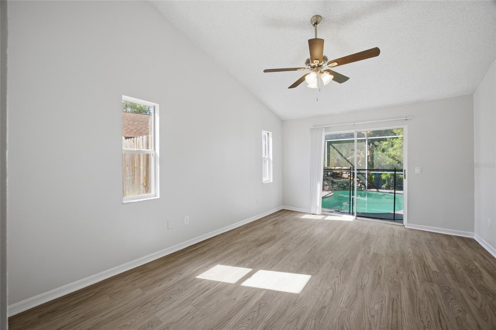 812 CRESTRIDGE DR — photo 14