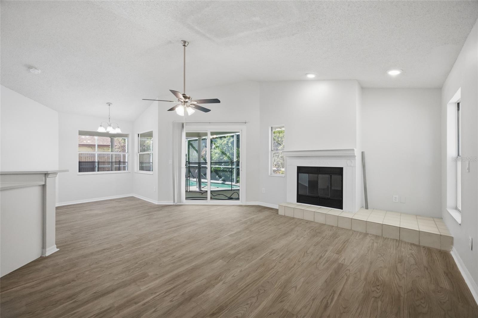 812 CRESTRIDGE DR — photo 11