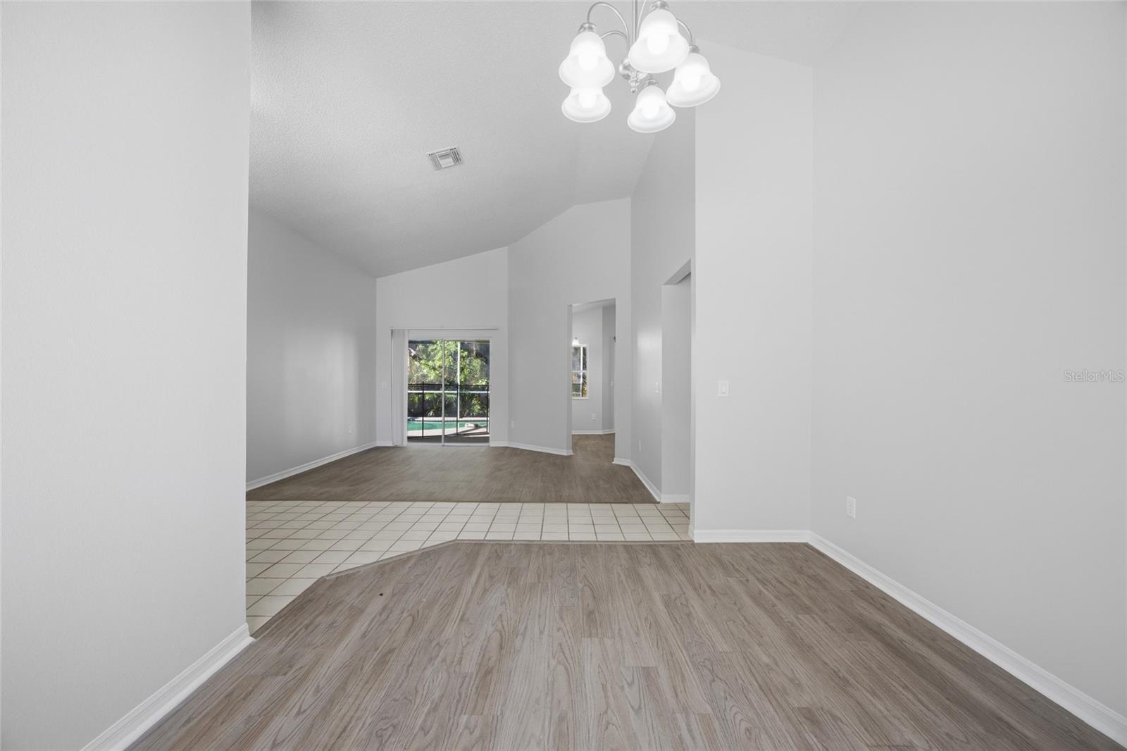812 CRESTRIDGE DR — photo 6