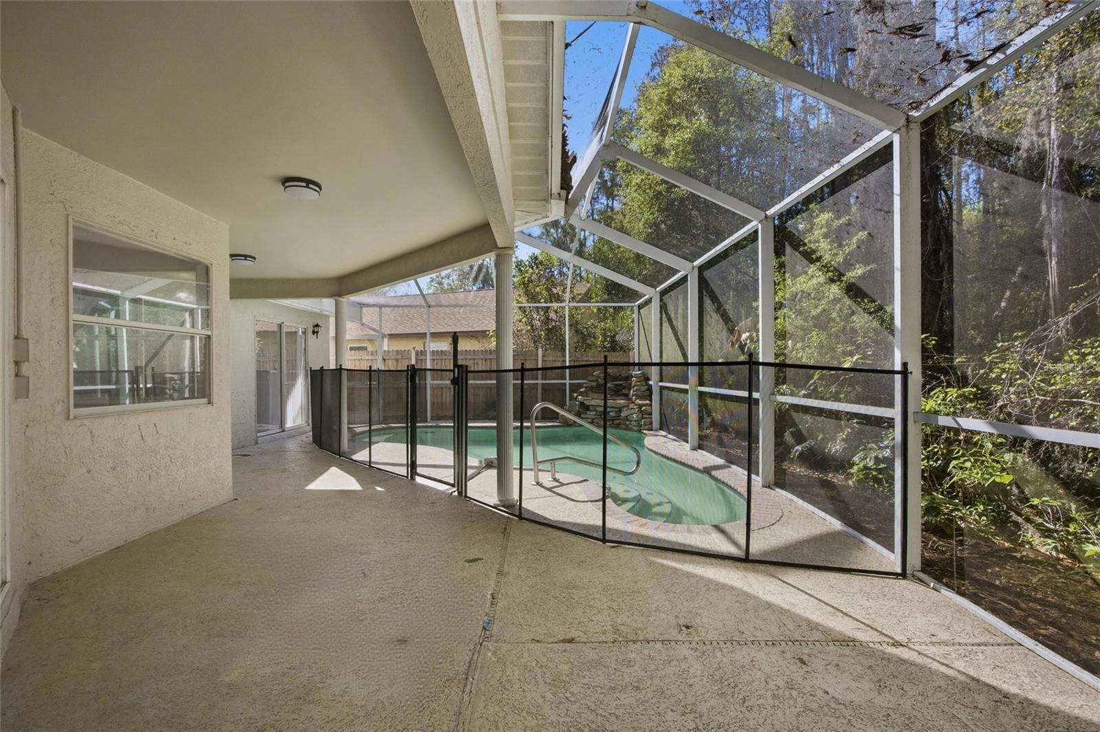 812 CRESTRIDGE DR — photo 25
