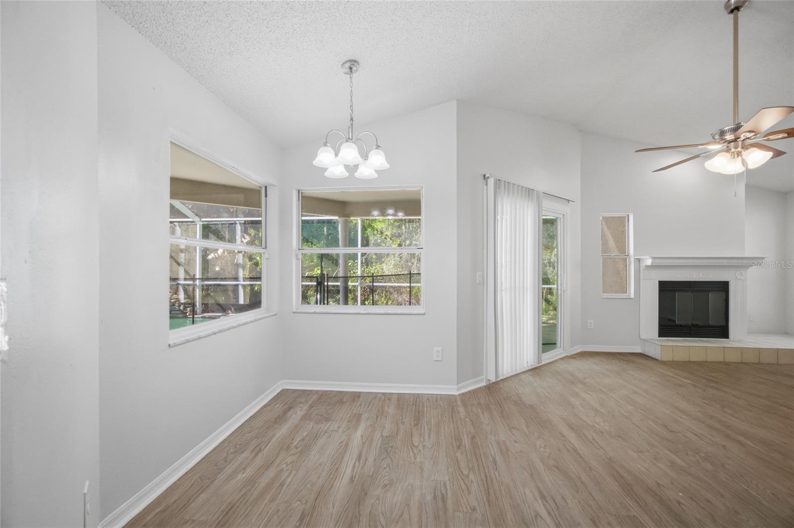 812 CRESTRIDGE DR — photo 9