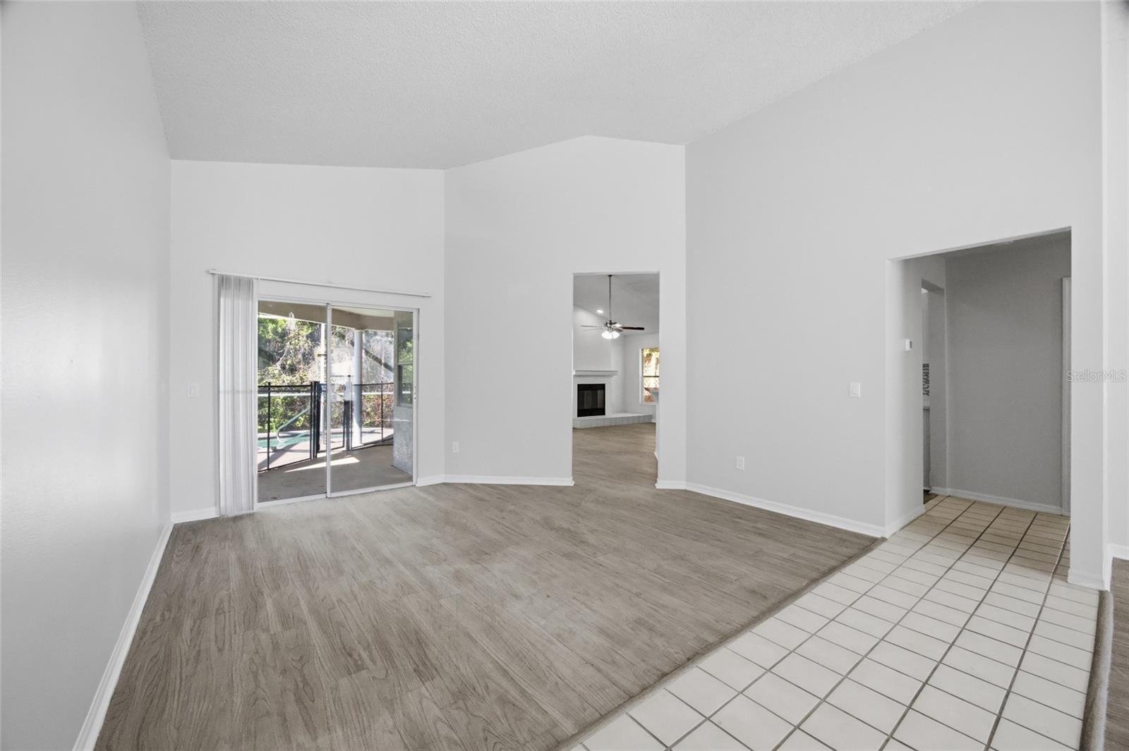 812 CRESTRIDGE DR — photo 8