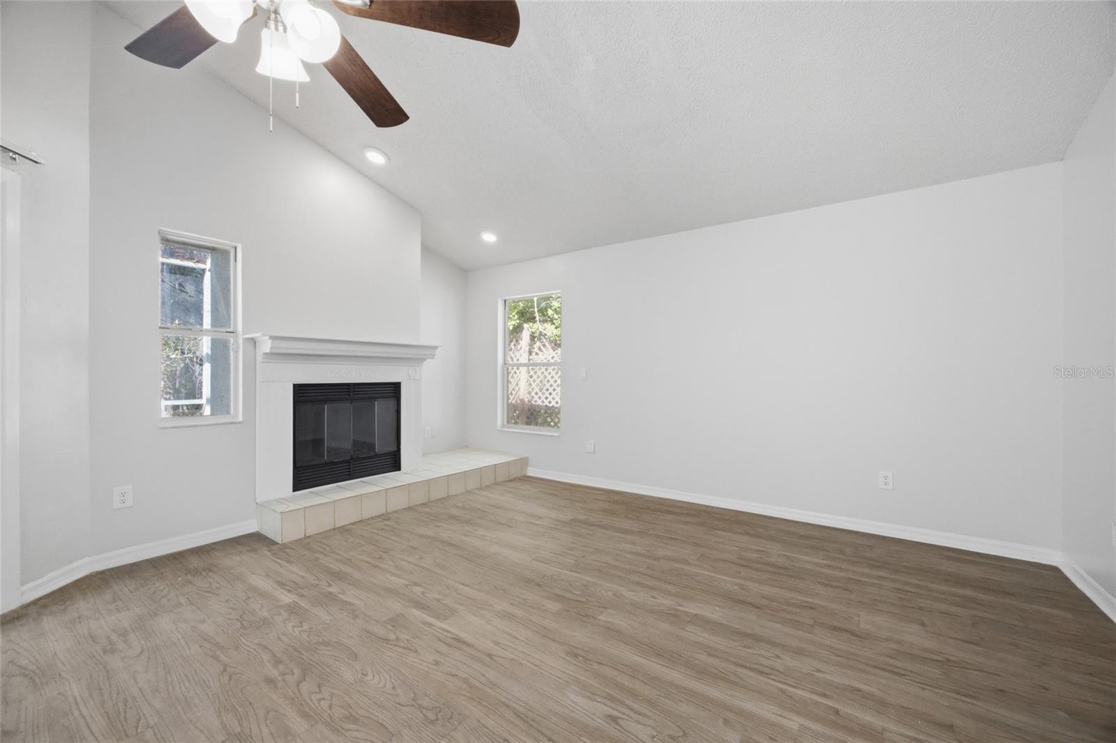 812 CRESTRIDGE DR — photo 10