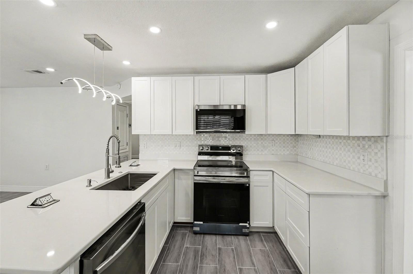318 BATH ST — photo 11
