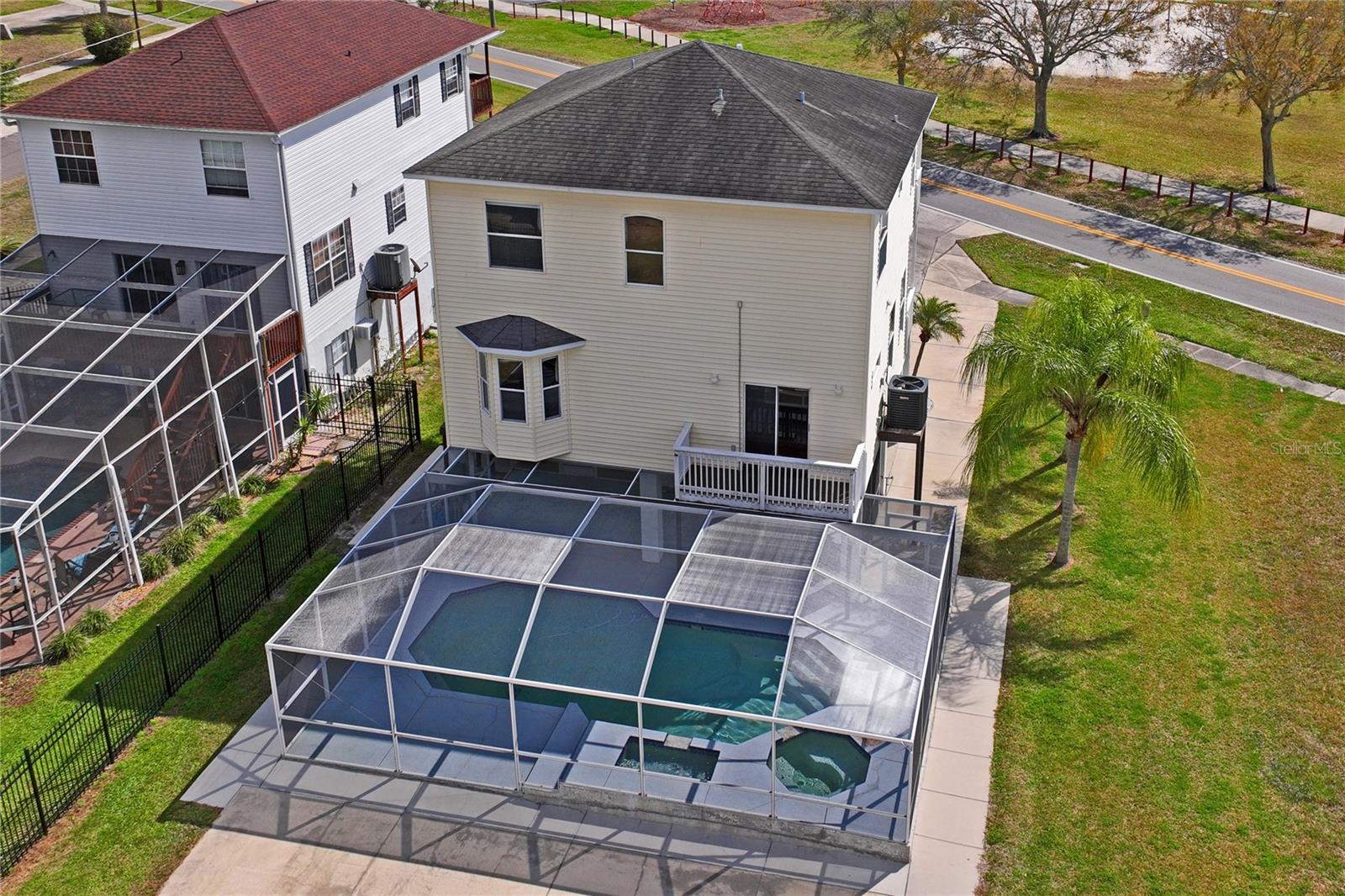 402 SHORE DR W — photo 37