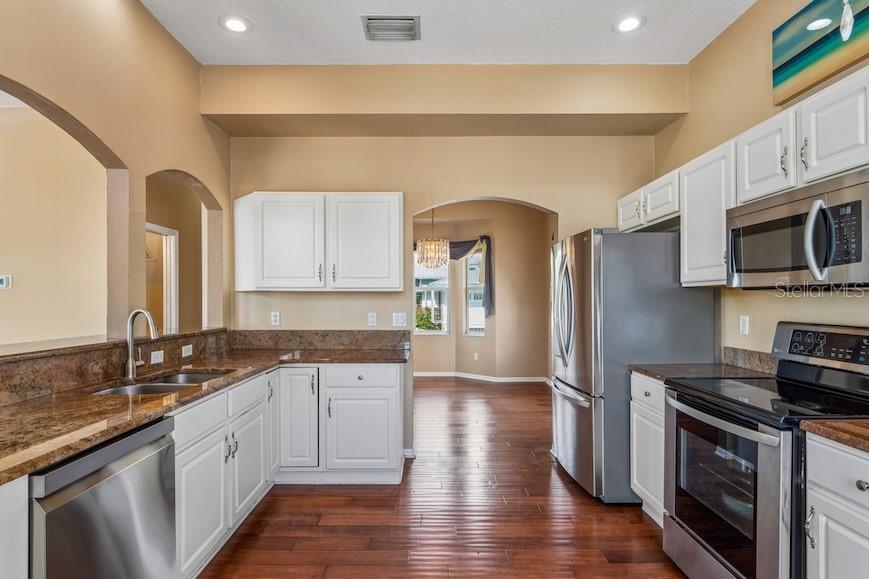 402 SHORE DR W — photo 10