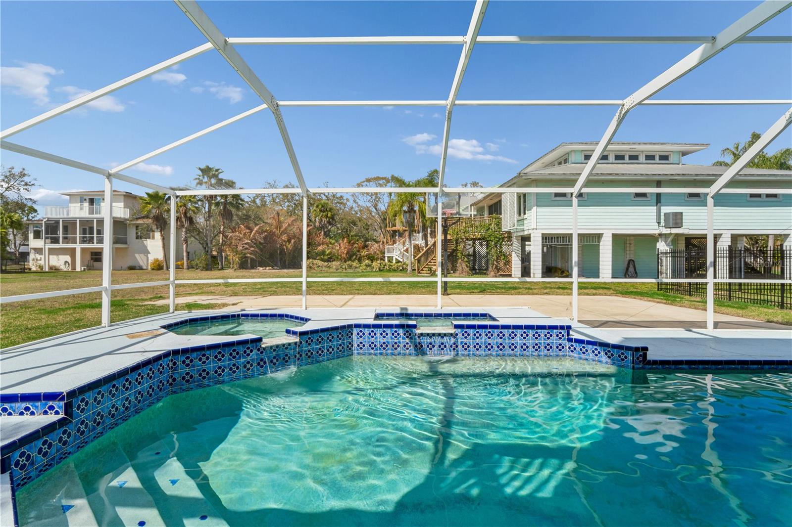402 SHORE DR W — photo 42
