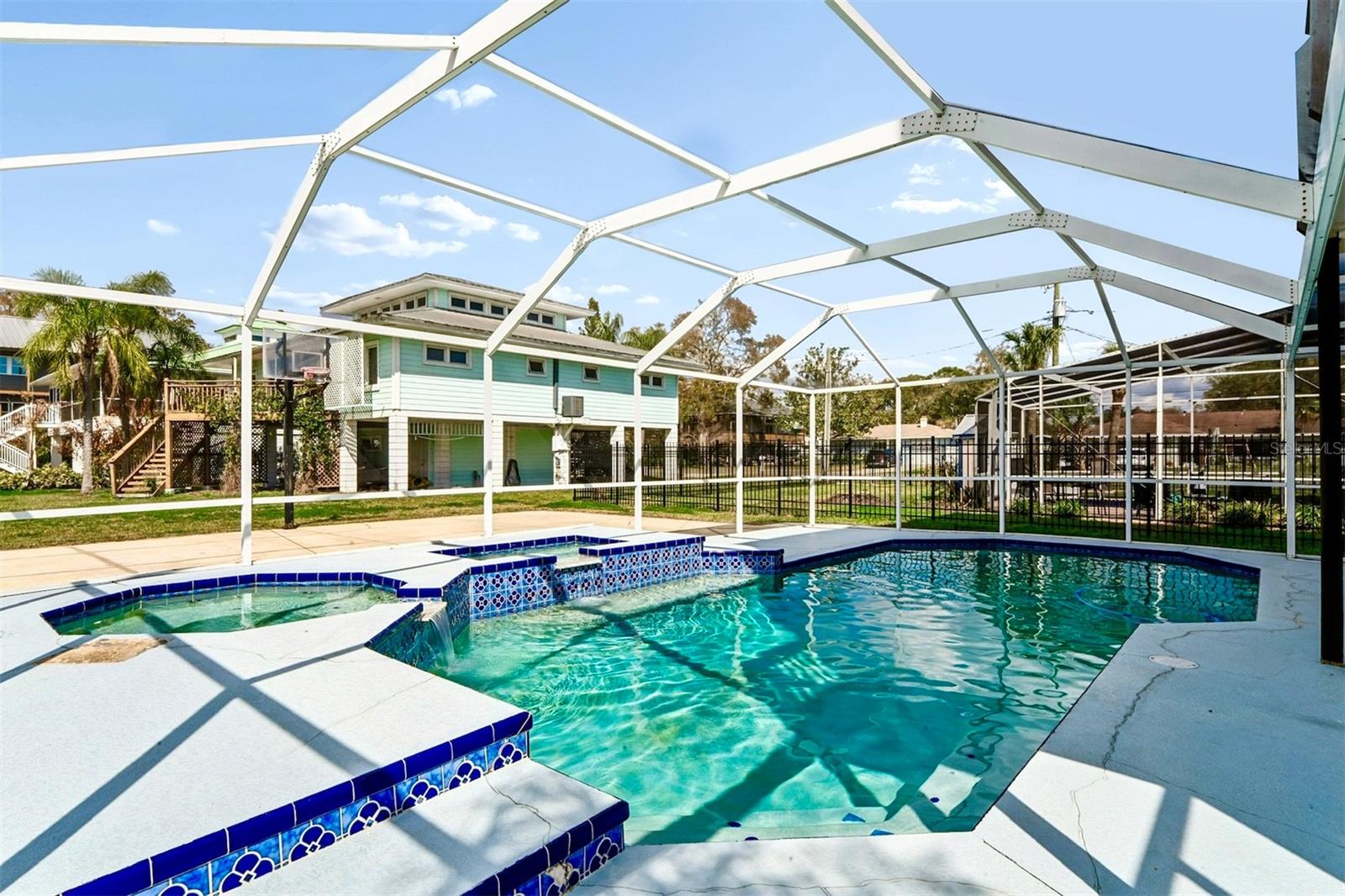 402 SHORE DR W — photo 24