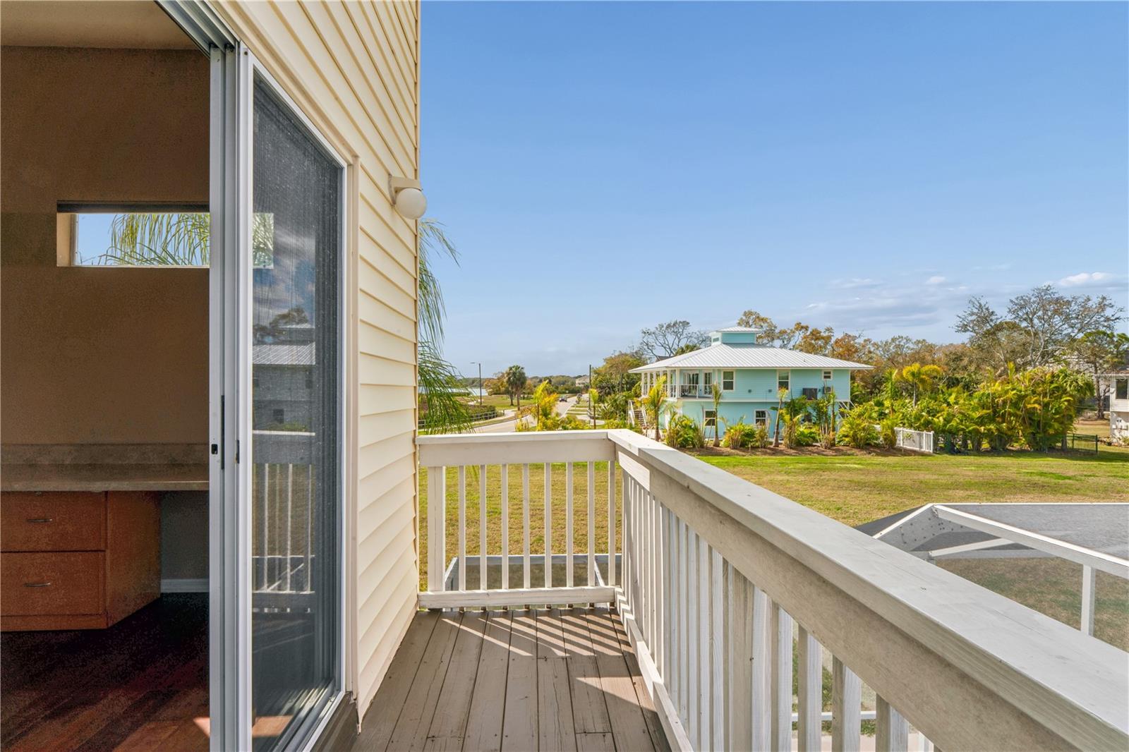402 SHORE DR W — photo 18