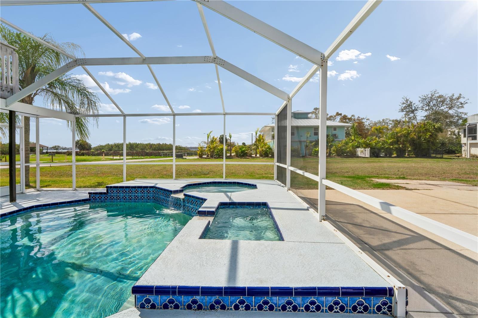 402 SHORE DR W — photo 39