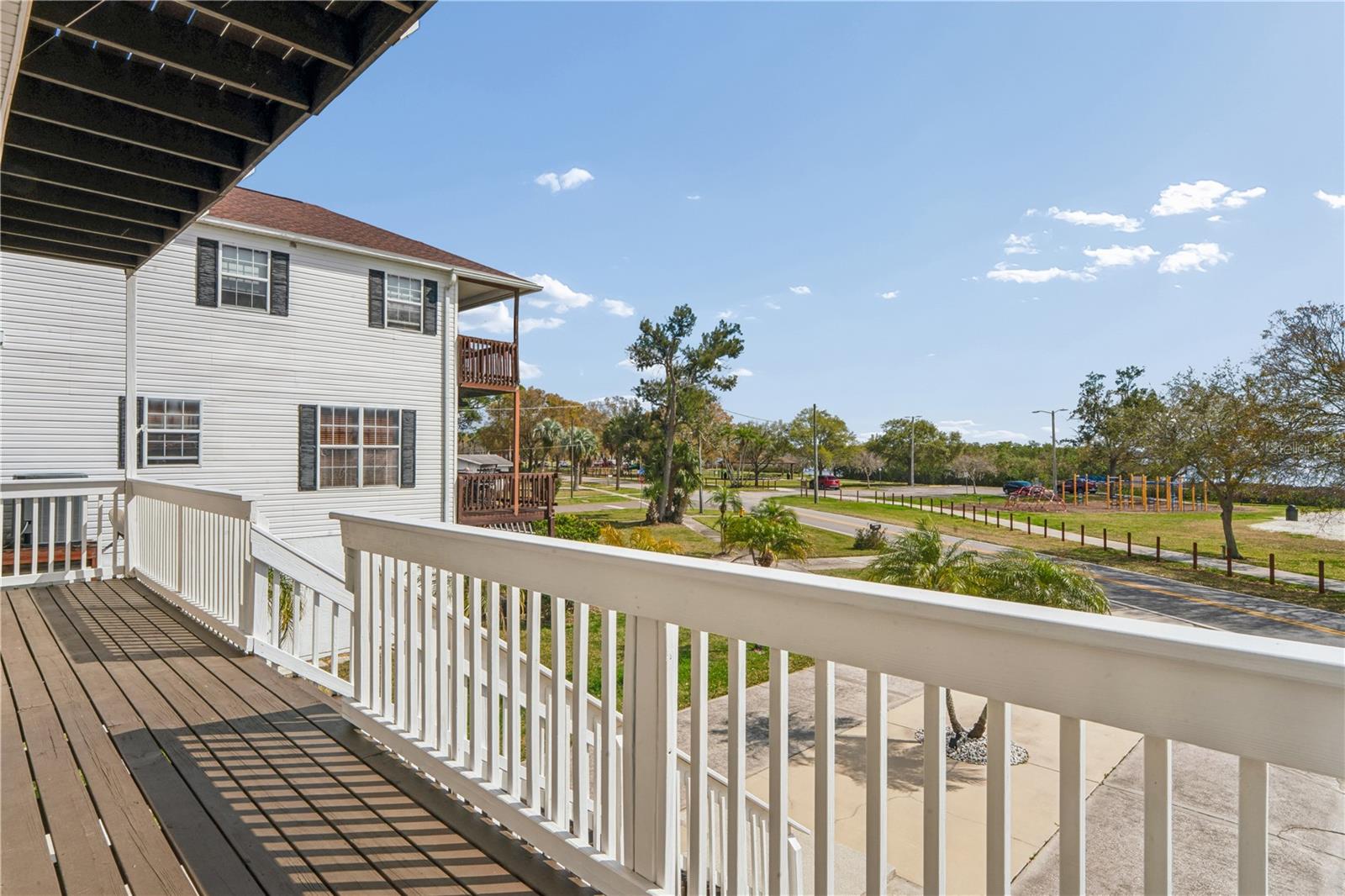 402 SHORE DR W — photo 22