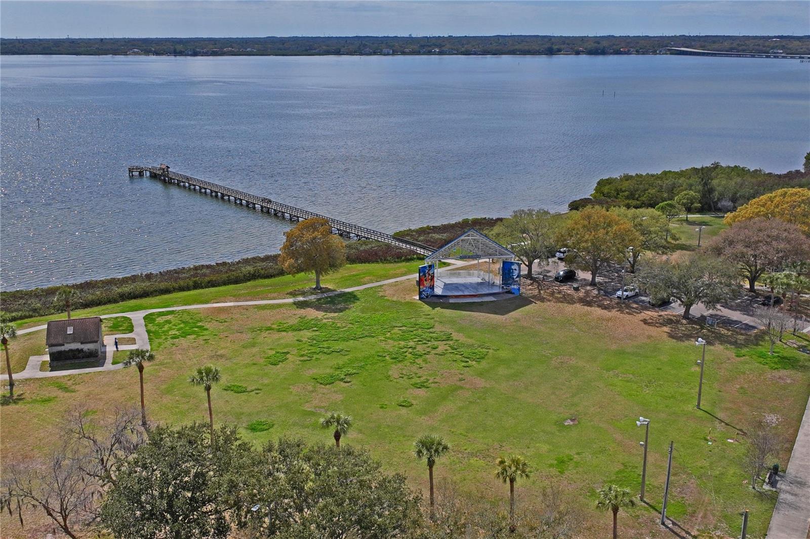 402 SHORE DR W — photo 56