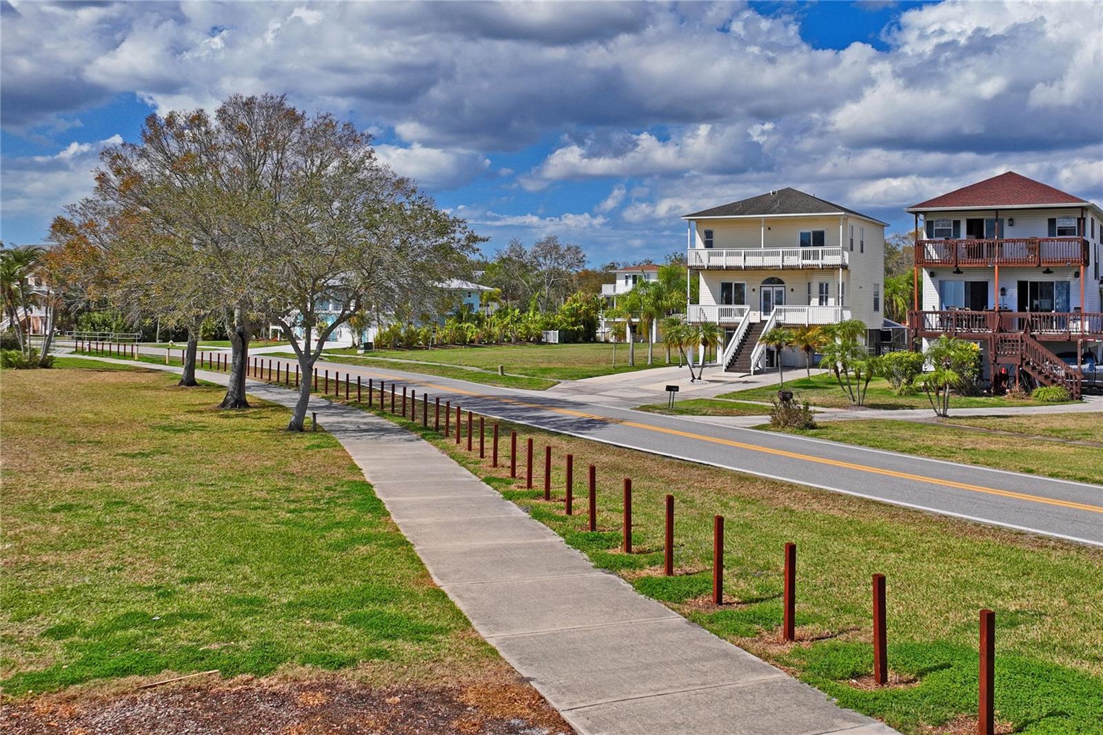 402 SHORE DR W — photo 59