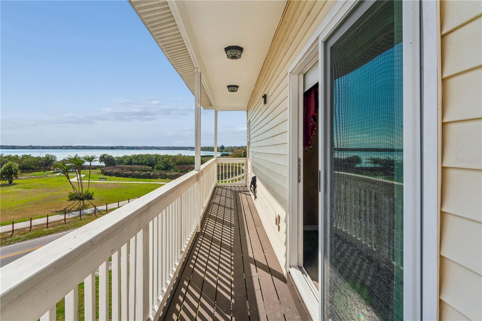 402 SHORE DR W — photo 40