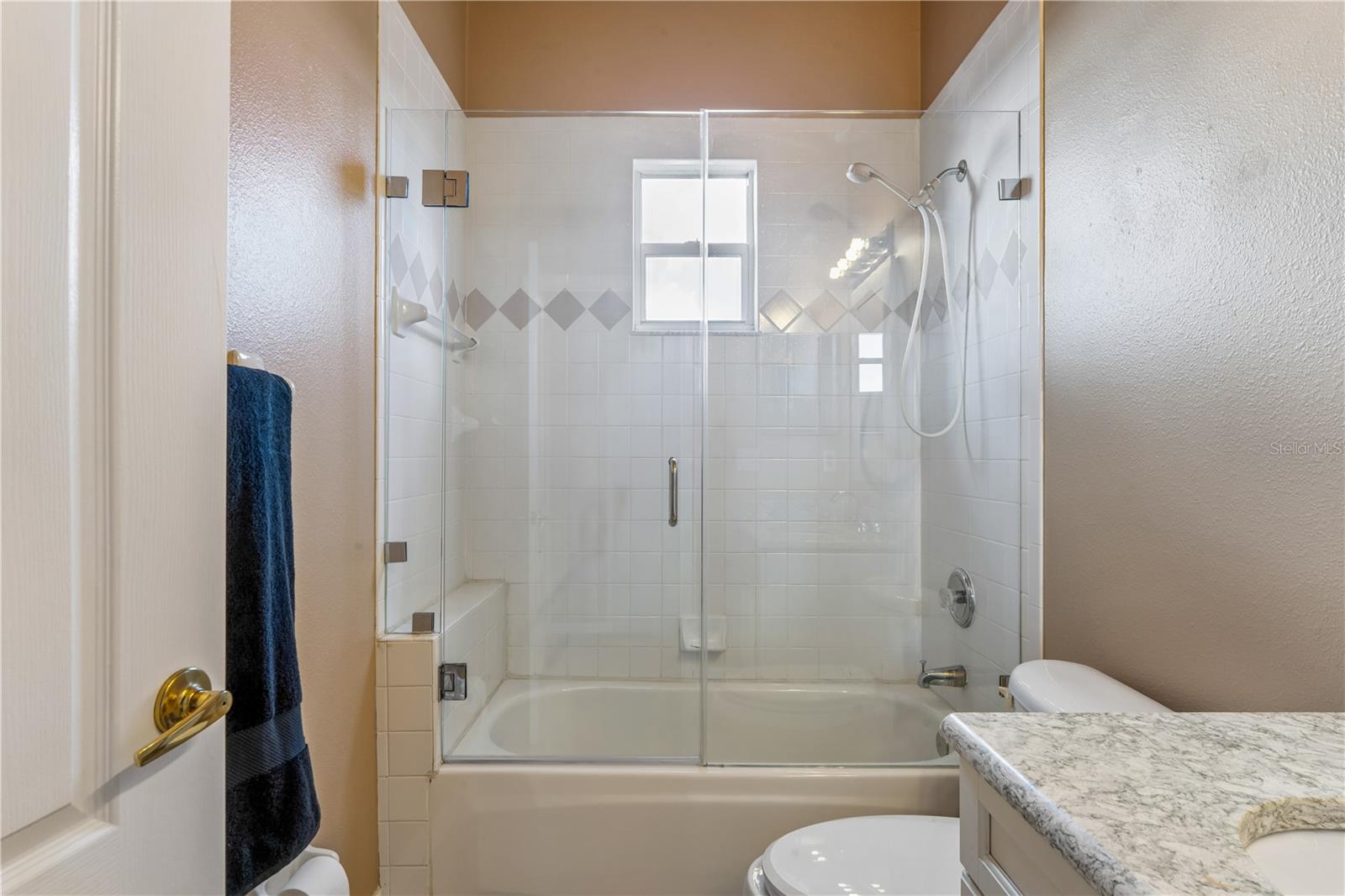 402 SHORE DR W — photo 35